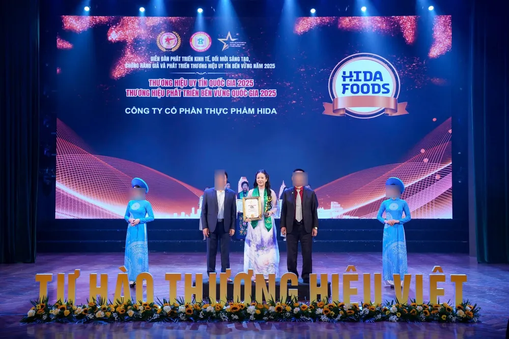 Nguyễn Thị Phương Thảo tại thời điểm nhận vinh danh. Ảnh chụp màn hình Công ty sản xuất thịt bò giả từng được vinh danh thương hiệu uy tín quốc gia 2.png