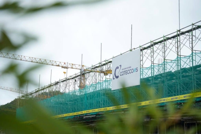 Logo Coteccons treo trên một công trường xây dựng. Ảnh: CTD