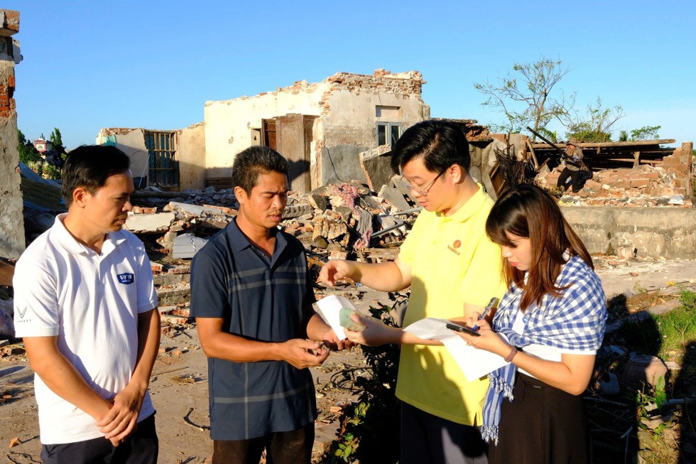 Cụ bà 86 tuổi cùng con trai tâm thần 2 lần bị bão cuốn bay mái nhà - 5