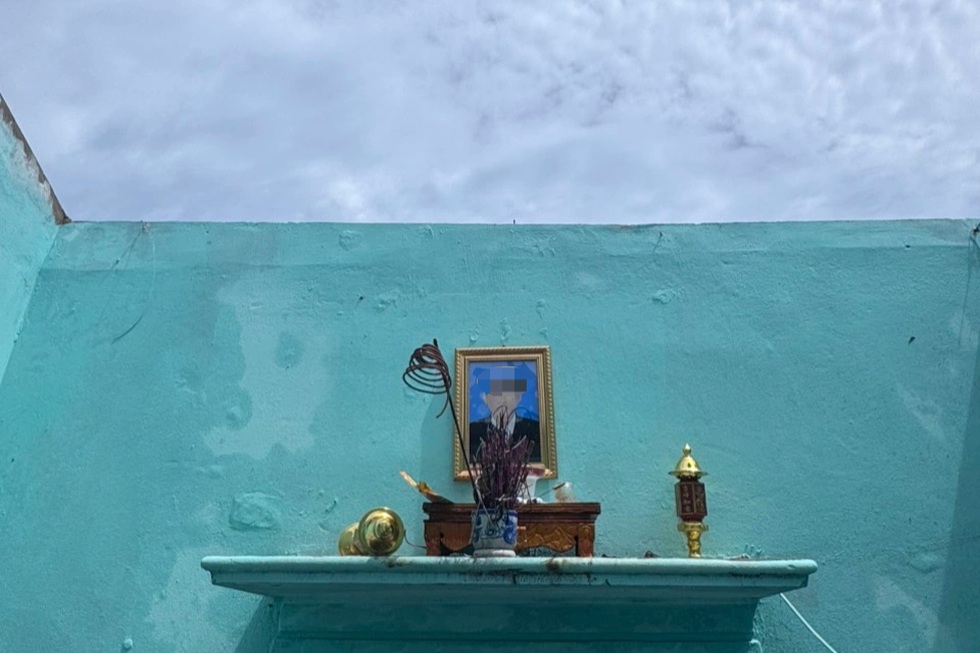 Cụ bà 86 tuổi cùng con trai tâm thần 2 lần bị bão cuốn bay mái nhà - 1