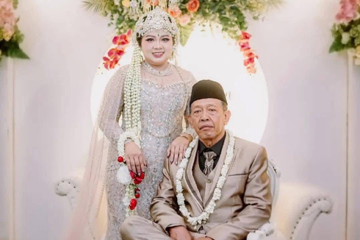 Cụ ông 74 tuổi kết hôn với cô dâu 24 tuổi, sính lễ 4,7 tỷ đồng - Ảnh 1.