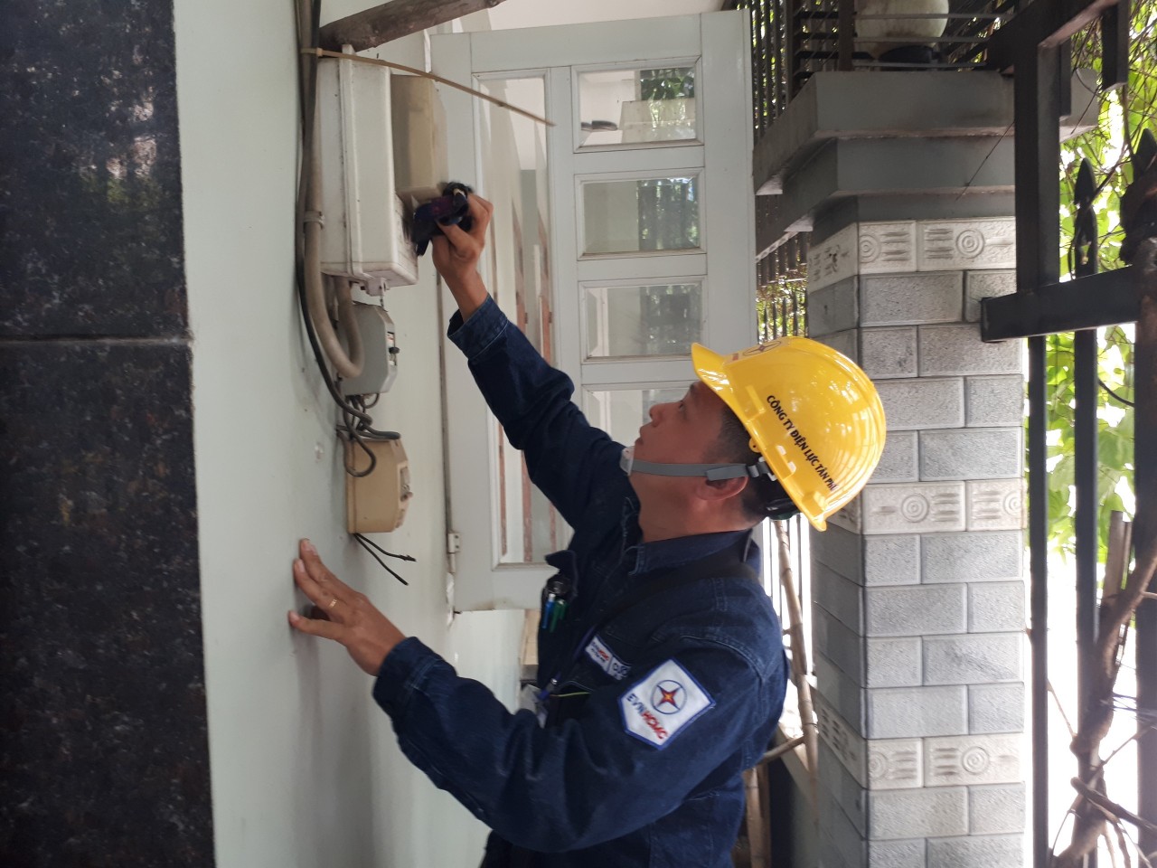 Cử tri kiến nghị xây dựng cơ chế 1 giá điện, bỏ độc quyền ngành điện- Ảnh 1.