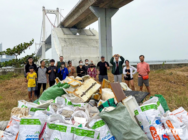 Cùng người nước ngoài vừa dọn rác, vừa học ngoại ngữ  - Ảnh 1.