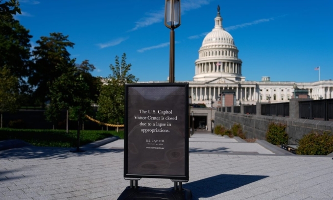 Tấm biển thông báo Trung tâm Đón khách Điện Capitol Mỹ đóng cửa hôm 1/10. Ảnh: AP