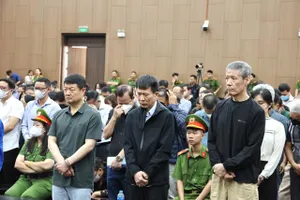 Nữ bị cáo khai đánh bạc để giải tỏa áp lực khi phải mổ não, còn chồng mang trọng bệnh