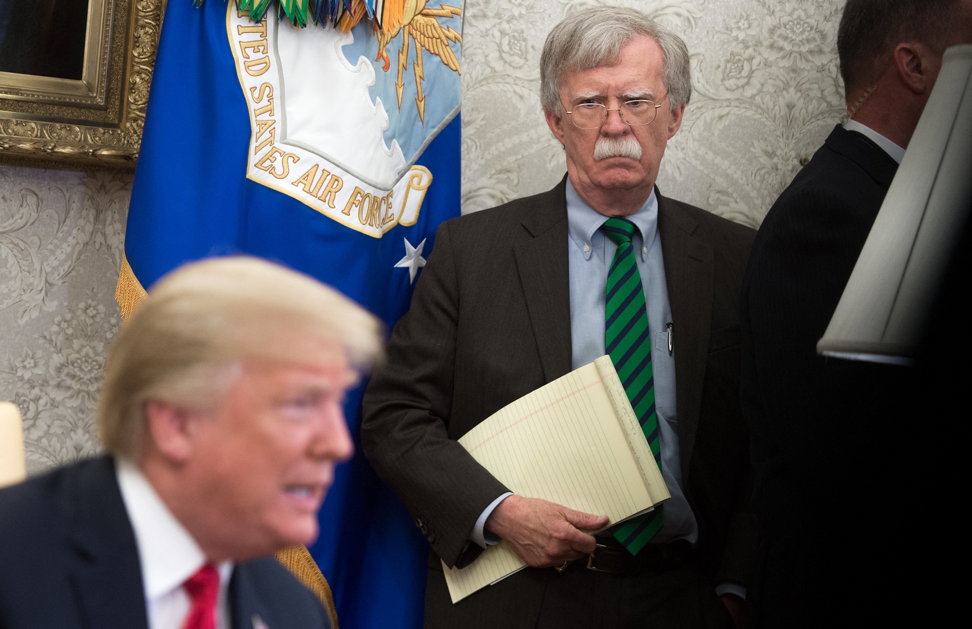 Cựu cố vấn an ninh John Bolton bị truy tố 18 tội danh, ông Trump nói gì? - Ảnh 1.