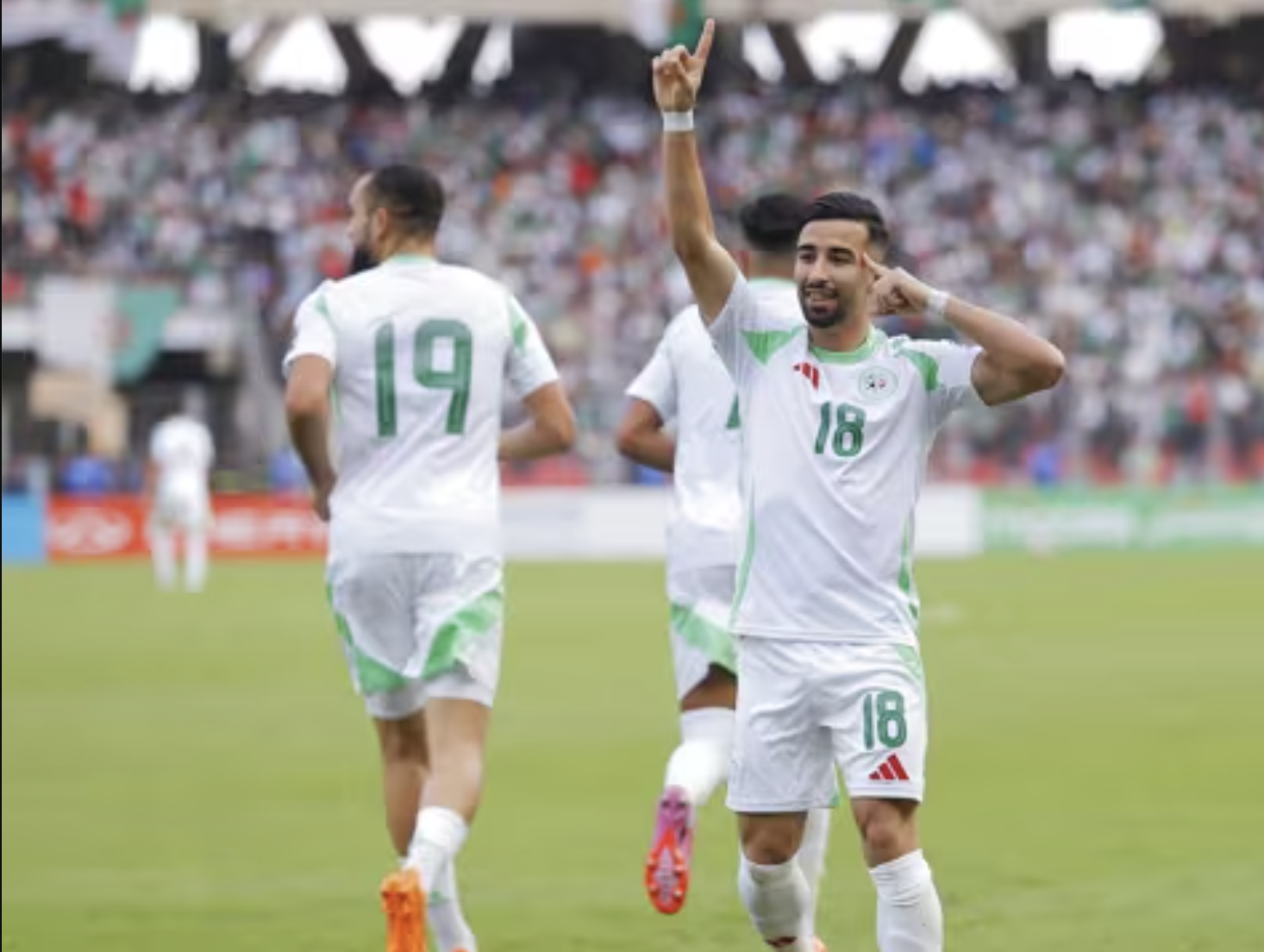 Cựu sao Man City tỏa sáng, Algeria đoạt vé dự World Cup sau 12 năm 2 Cựu sao Man City tỏa sáng, Algeria đoạt vé dự World Cup sau 12 năm - Ảnh 2.