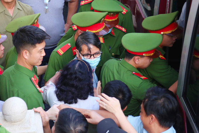 Cựu trợ lý nguyên Chủ tịch Quốc hội Phạm Thái Hà mắt đỏ hoe, ôm người thân trước khi lên xe đặc chủng về trại giam sau khi bị TAND Hà Nội tuyên án sơ thẩm 5 năm 6 tháng tù, chiều 18/9/2025. Ảnh: Phạm Dự