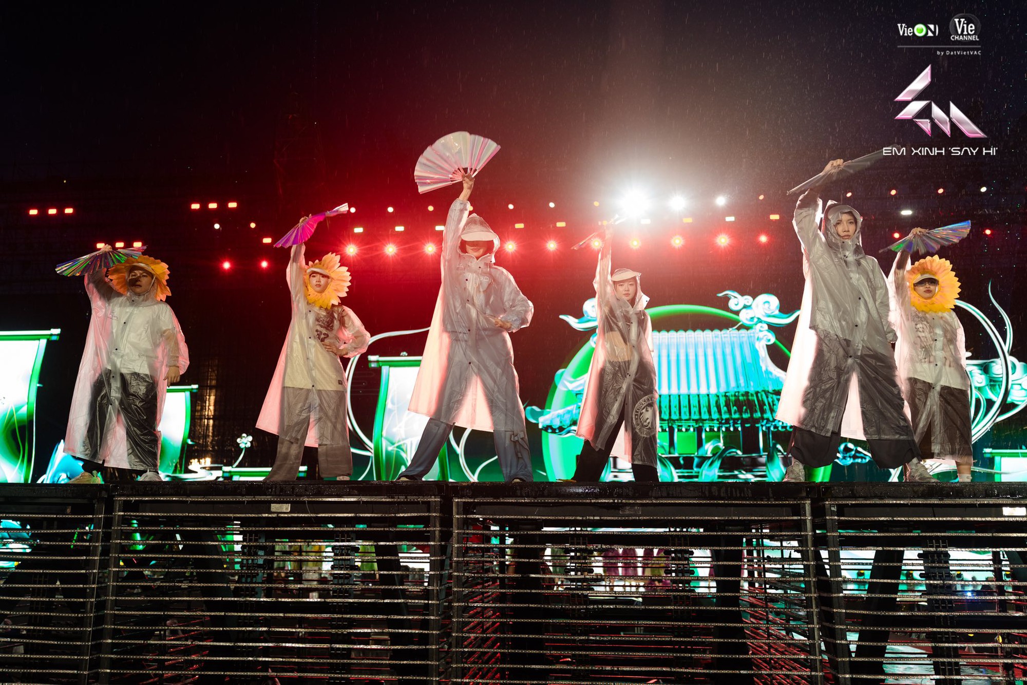 D-1 đến concert Em Xinh: Cả dàn nghệ sĩ đội mưa luyện tập, gì cũng dám làm dự đoán 1 đêm “ê hề content”- Ảnh 1.