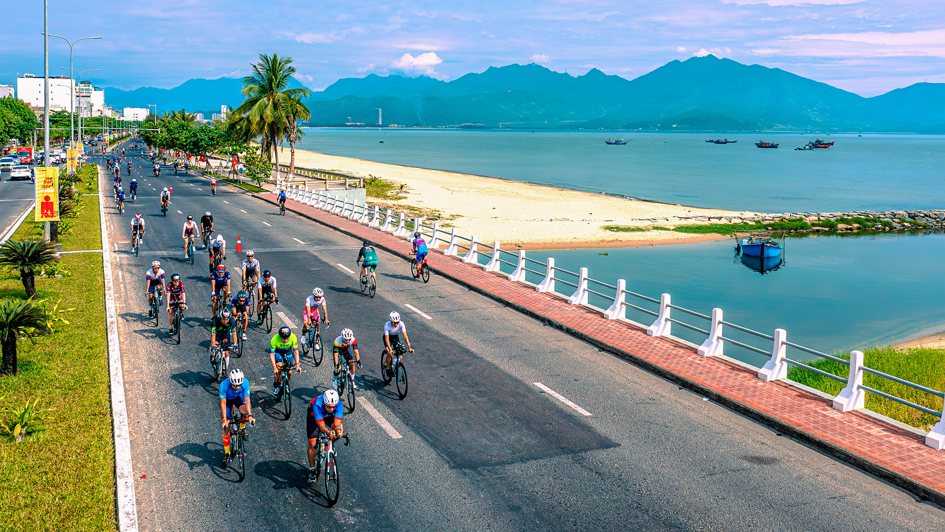 Đà Nẵng đăng cai giải thể thao 3 môn phối hợp IRONMAN- Ảnh 3. Đà Nẵng đăng cai giải thể thao 3 môn phối hợp IRONMAN- Ảnh 3.