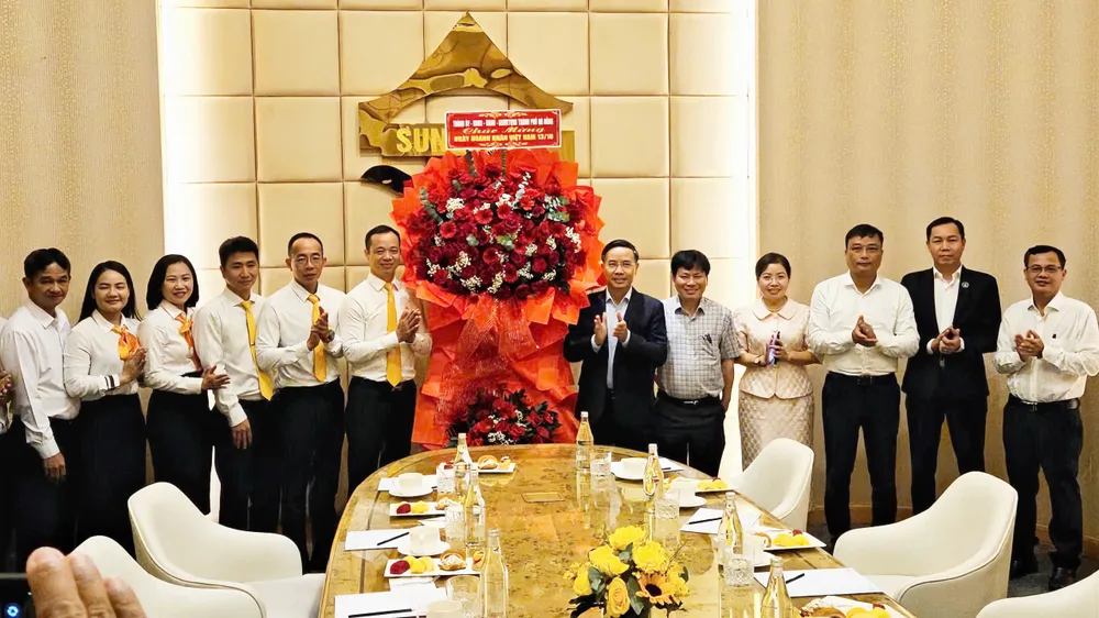 Chủ tịch UBND TP Đà Nẵng Phạm Đức Ấn (thứ 6 từ phải qua) tặng hoa chúc mừng Sun Group nhân Ngày Doanh nhân Việt Nam. Ảnh: TẤN VIỆT công viên giải trí