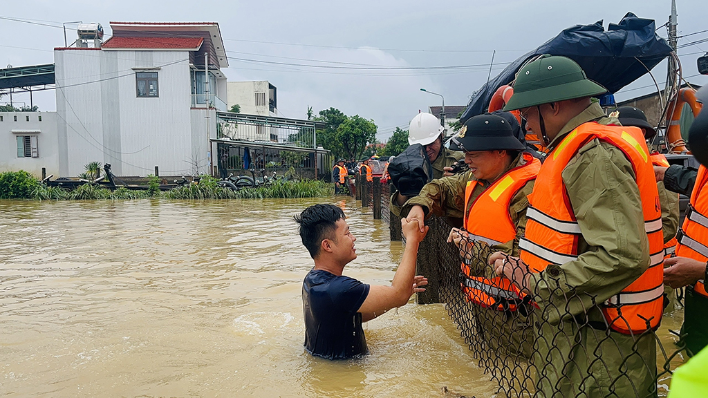 Đà Nẵng thiệt hại nặng nề, vượt đỉnh lũ năm 1964 1 Đà Nẵng thiệt hại nặng nề, vượt đỉnh lũ năm 1964 - Ảnh 1.