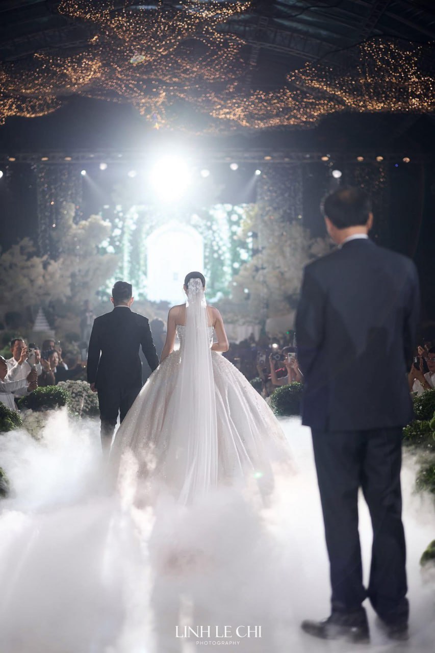 “Dạ, con đi lấy chồng ạ” - chỉ một chữ “Dạ”, cả MXH lặng đi trước đạo làm con của Hoa hậu Đỗ Thị Hà- Ảnh 1.