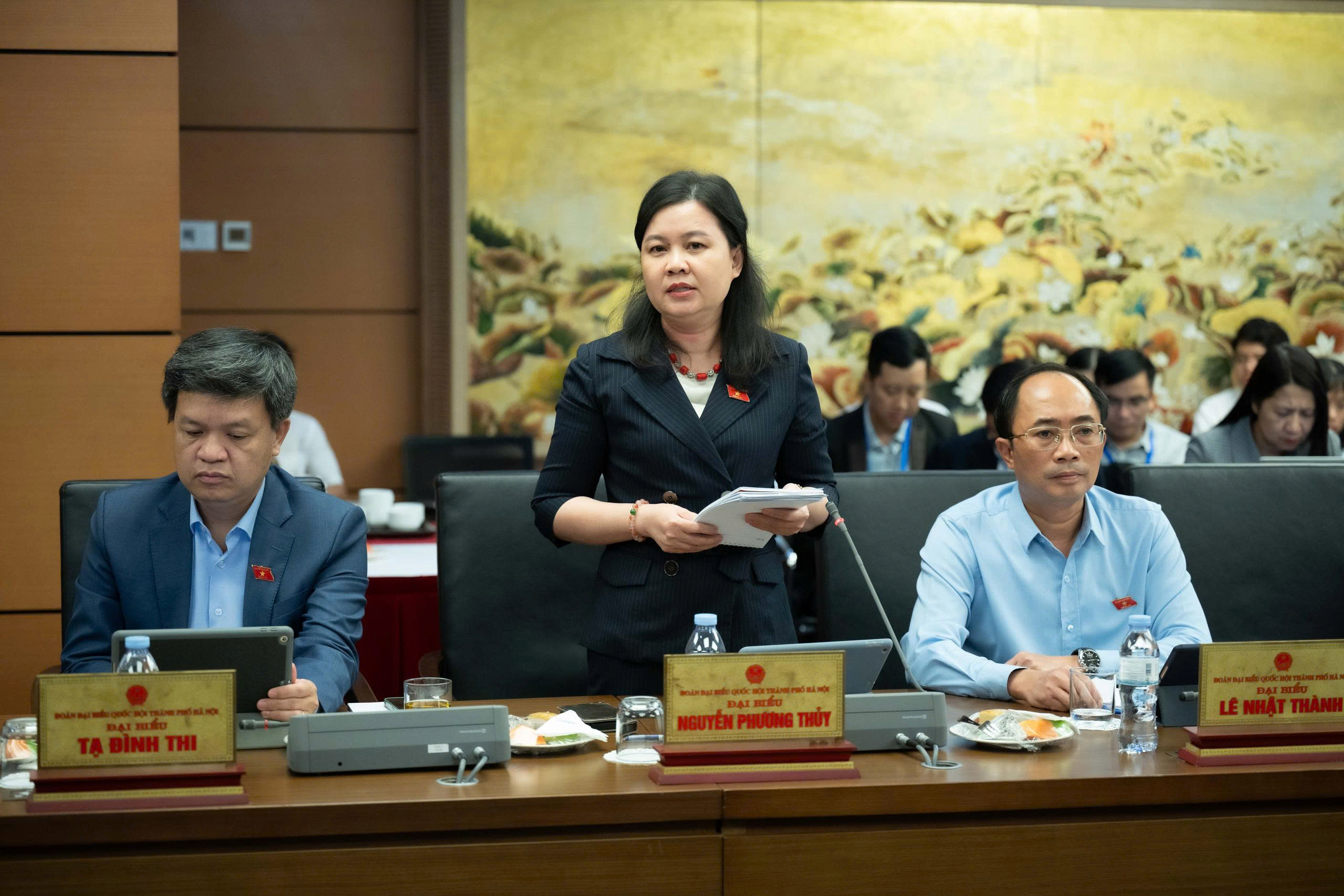 Đại biểu đề nghị bỏ giấy 'xác nhận thông tin cư trú'- Ảnh 1.