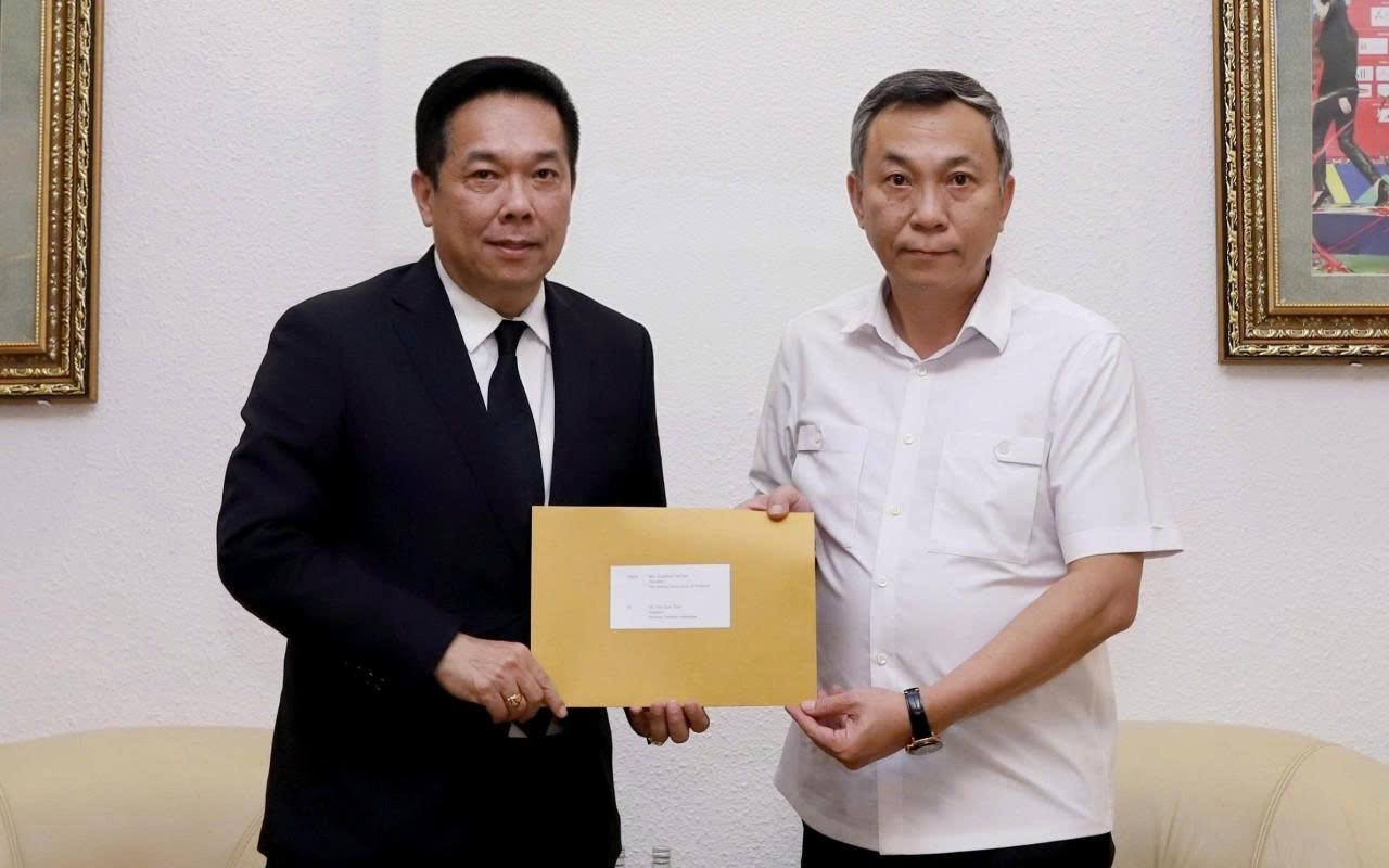 Đại diện Liên đoàn Bóng đá Thái Lan sang Việt Nam xin lỗi vụ nhầm quốc kỳ - Ảnh 1.