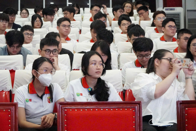 Sinh viên theo chương trình bác sĩ Việt - Đức tại buổi đối thoại, chiều 22/10. Ảnh: Lệ Nguyễn