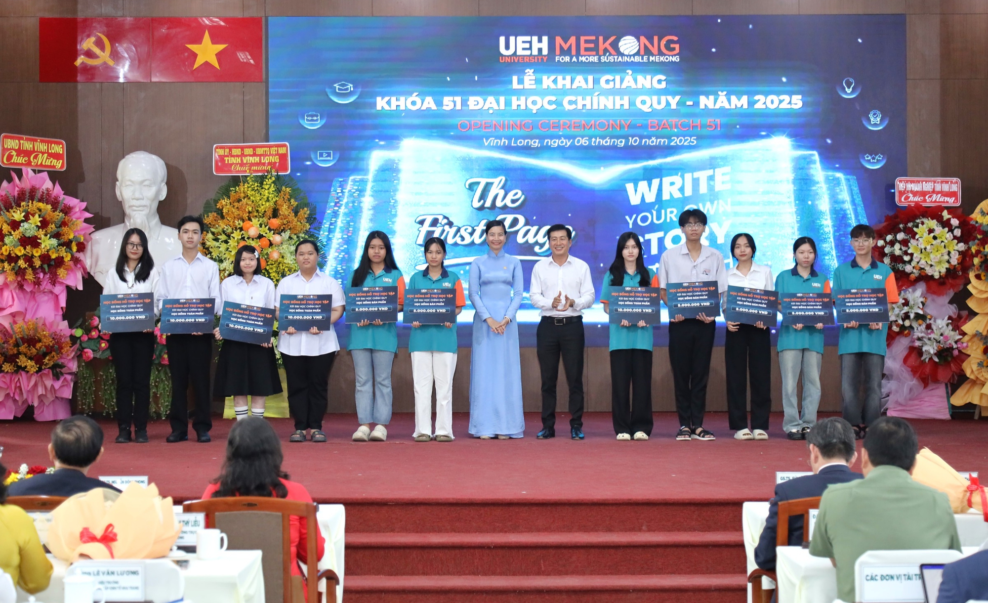 Đại học Kinh tế TP.HCM trao học bổng, bạn đọc tặng 23 triệu đồng cho nam SV làm thêm từ 3 giờ sáng - Ảnh 1.