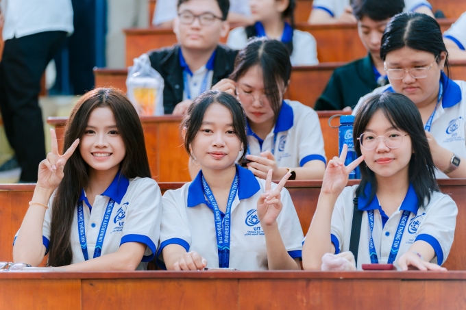 Tân sinh viên trường Đại học Công nghệ Thông tin trong lễ khai giảng 5/9. Ảnh: UIT
