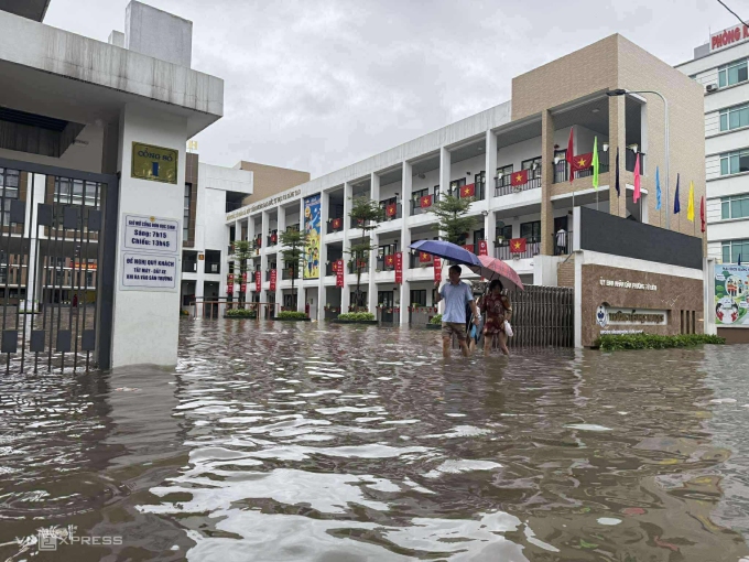 Trường học ở Hà Nội bị ngập do ảnh hưởng bởi bão Wipha hồi tháng 7. Ảnh: Viết Tuân
