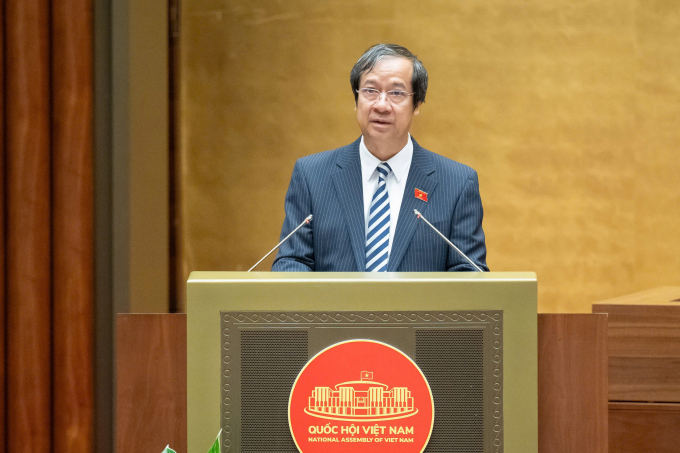 Bộ trưởng Giáo dục và Đào tạo Nguyễn Kim Sơn trình Quốc hội dự án Luật Giáo dục đại học sửa đổi, sáng 22/10. Ảnh: Cổng TTĐT Quốc hội