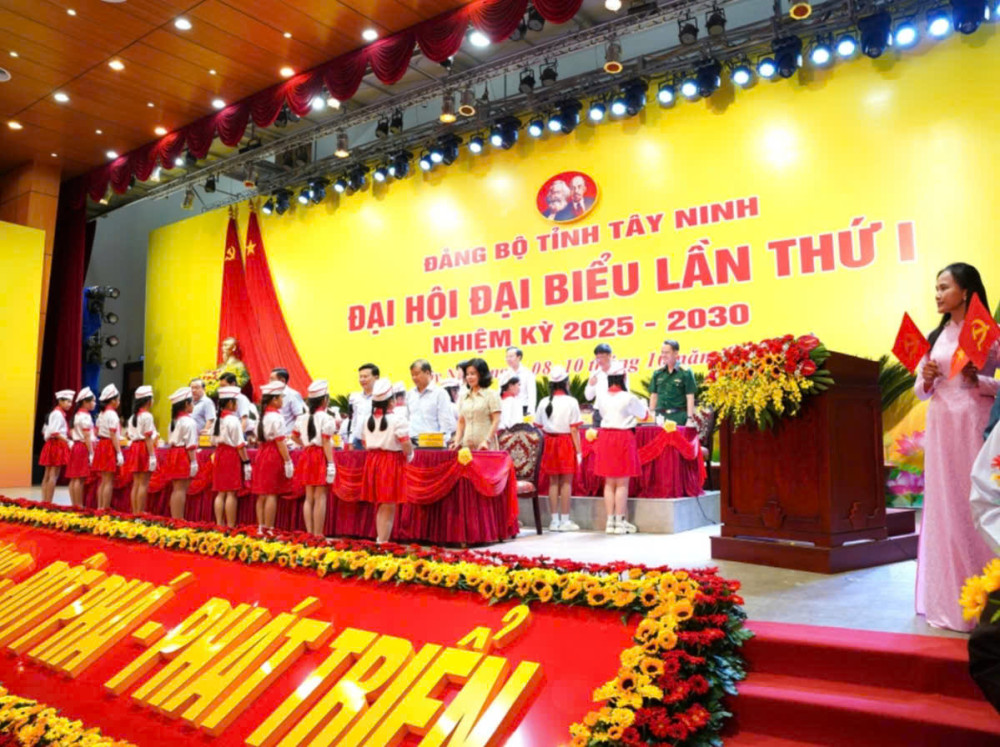 Đại hội Đại biểu Đảng bộ tỉnh Tây Ninh không nhận hoa chúc mừng - Ảnh 1.