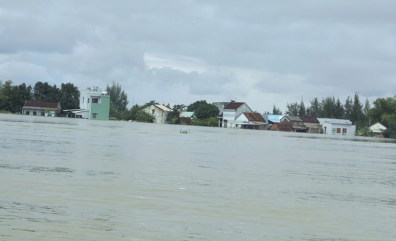 'Đại hồng thủy' trên sông Thu Bồn vượt lũ lịch sử năm Thìn 1964 là 0,14 m- Ảnh 1. 'Đại hồng thủy' trên sông Thu Bồn vượt lũ lịch sử năm Thìn 1964 là 0,14 m- Ảnh 1.