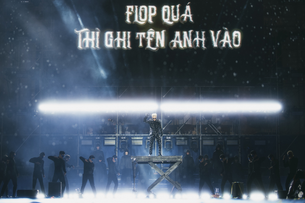  
Màn trình diễn dưới mưa khuấy đảo hàng nghìn khán giả. - Tin sao Viet - Tin tuc sao Viet - Scandal sao Viet - Tin tuc cua Sao - Tin cua Sao