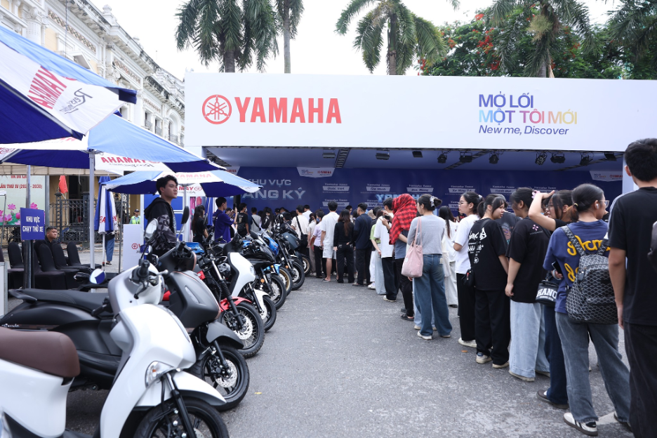  
Hàng dài người tham gia xếp hàng đăng ký lái thử xe. - Tin sao Viet - Tin tuc sao Viet - Scandal sao Viet - Tin tuc cua Sao - Tin cua Sao