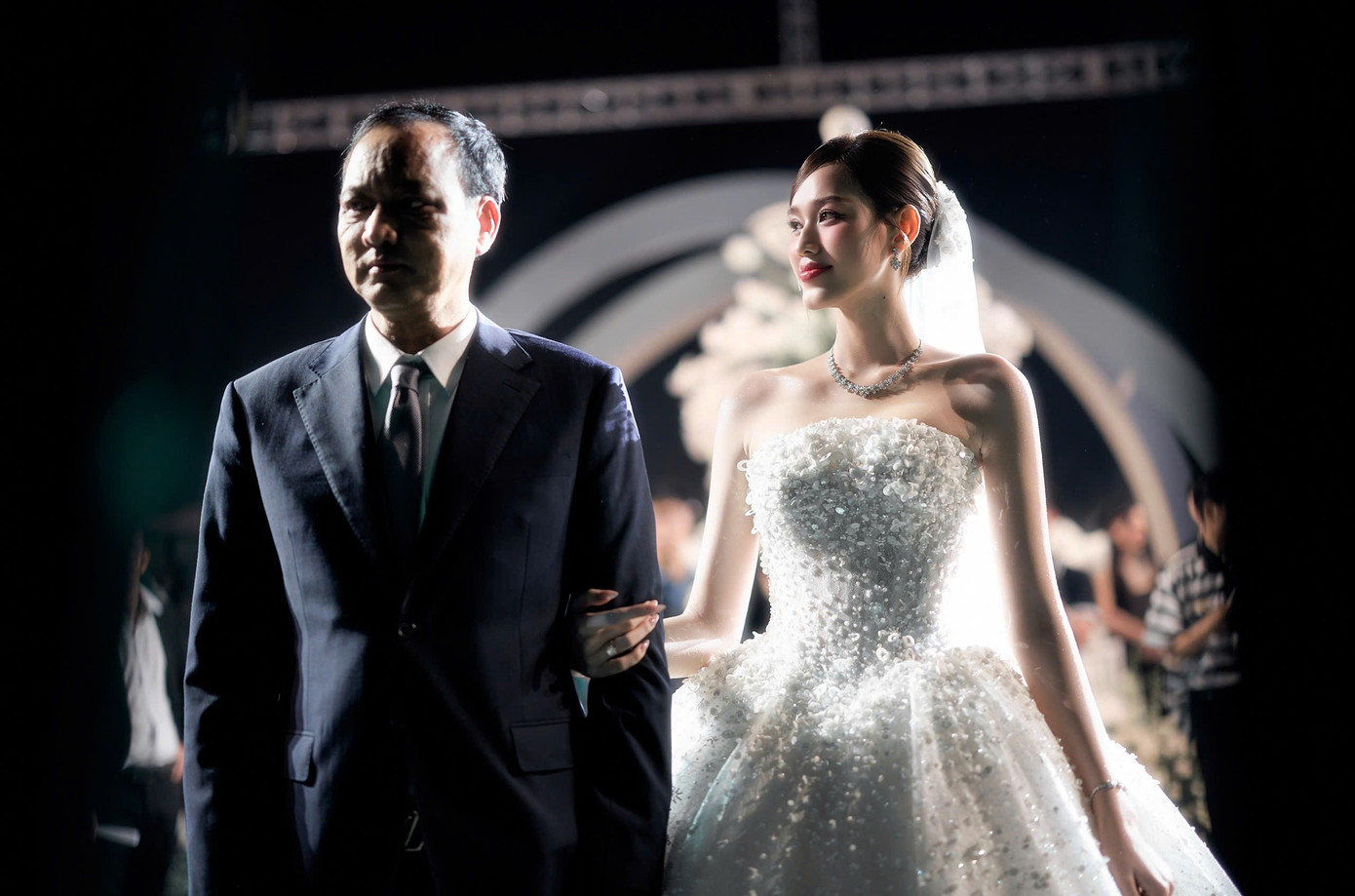 Toàn cảnh đám cưới từ 6h sáng tới đêm khuya của Hoa hậu Đỗ Thị Hà - Ảnh 1.