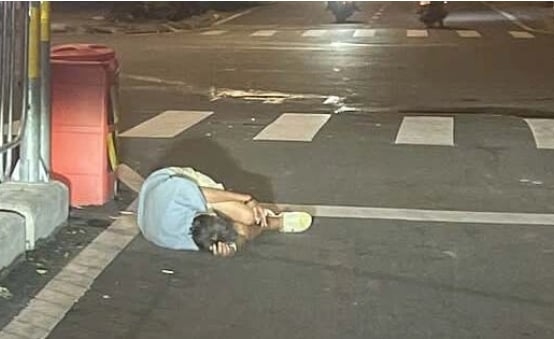 Dam vao nguoi nam giua duong tai xe phai boi