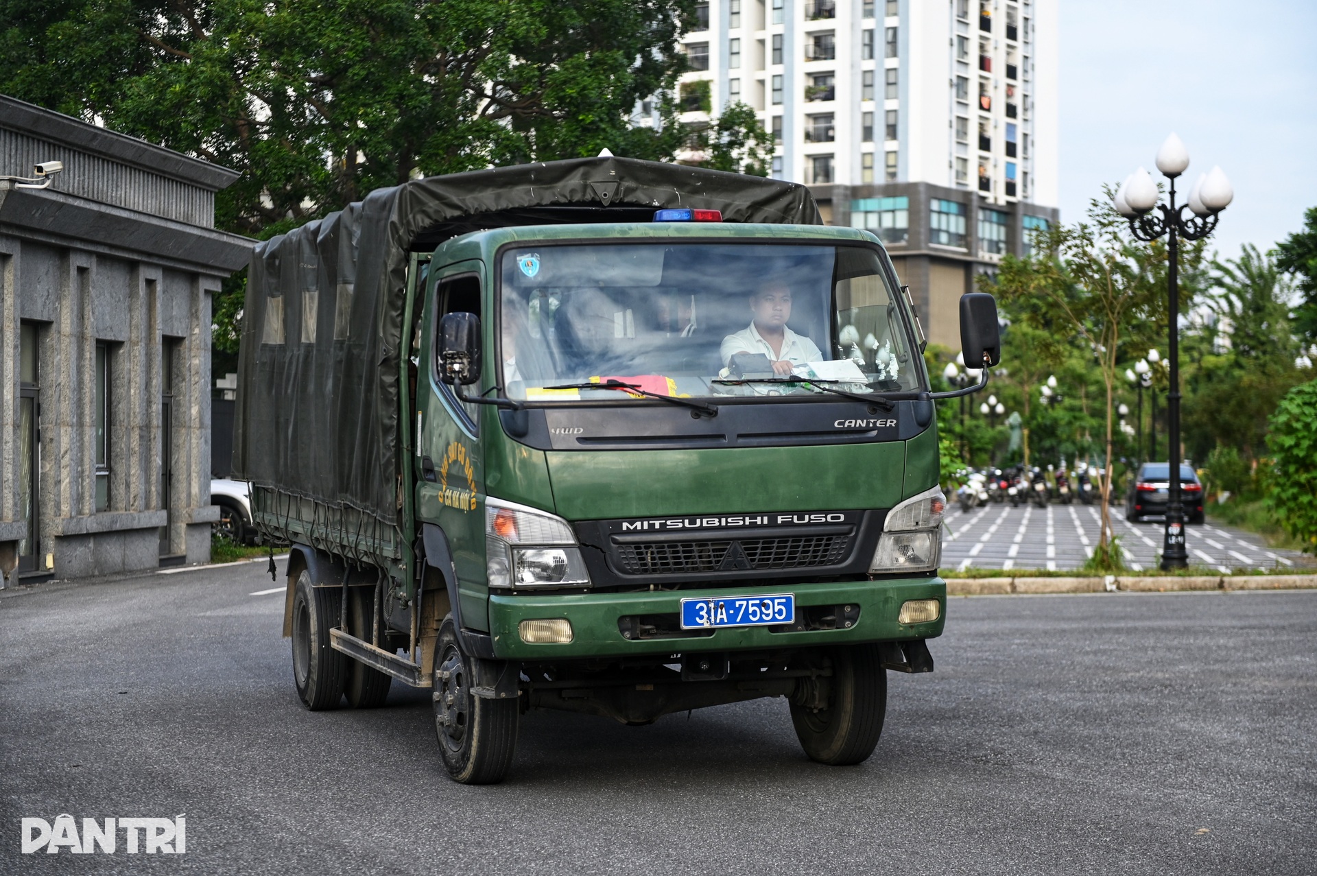 Dẫn giải các bị cáo trong vụ đánh bạc 106 triệu USD tại khách sạn Pullman - 1