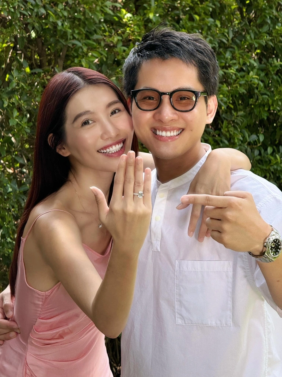 Chồng của nàng á hậu từng đi du học ở Anh, hiện đang quản lý khách sạn cao cấp.