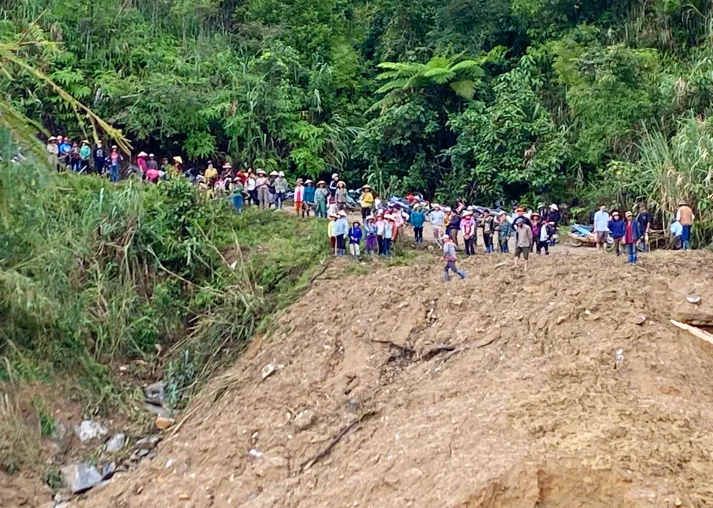 Hơn 1.700 người dân năm thôn của xã Ngọc Linh bị cô lập từ ngày 28-10 do sạt lở đất đã nhận được hàng cứu trợ. Ảnh: HP. MO-duong-len-nui-Ngoc-Linh-Quang-Ngai-6.jpg