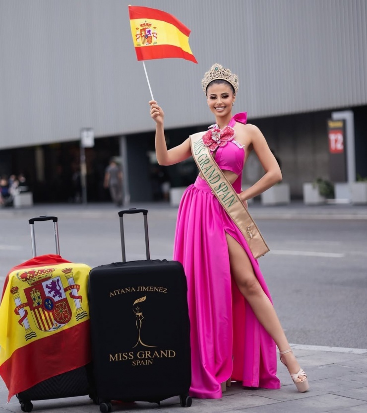 Đại diện Tây Ban Nha - Aitana Jiménez đã lên đường đến Thái Lan dự thi Miss Grand International 2025. Cô gây chú ý ở sân bay khi diện bộ váy tông màu hồng, xẻ tà quyến rũ.