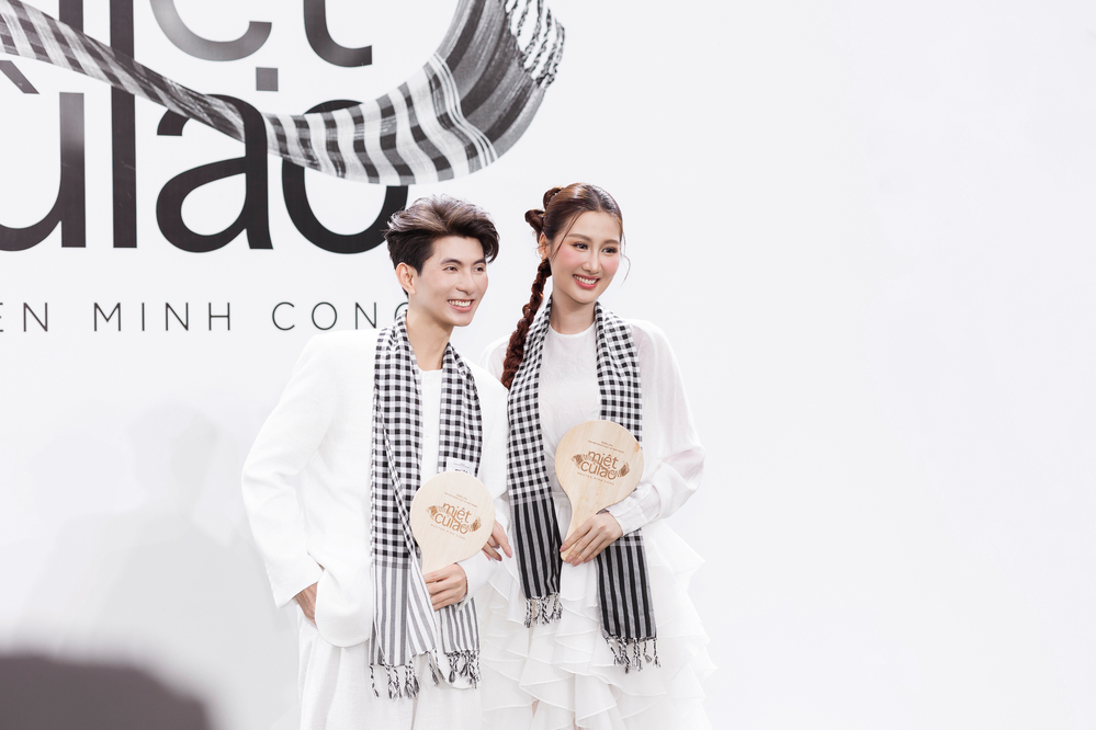  
NTK Nguyễn Minh Công và Hoa hậu Quế Anh