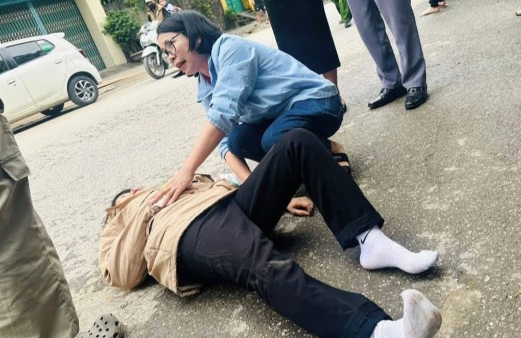 Đang đi họp, nữ giám đốc bệnh viện dừng xe cứu người gặp nạn giữa đường - 1