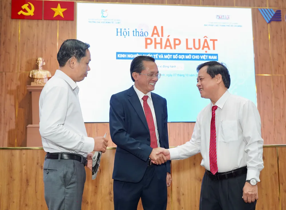 Ông Huỳnh Quốc Anh - Phó Giám đốc Sở Tư pháp TP.HCM (ngoài cùng bên trái), ông Nguyễn Đức Hiển (Phó tổng biên tập Thường trực Báo Pháp Luật TP.HCM, giữa) và ông Phạm Thành Nhân - Phó giám đốc Sở Nội vụ TP.HCM, trao đổi trước thềm hội thảo. Ảnh: THUẬN VĂN Ai và pháp luật