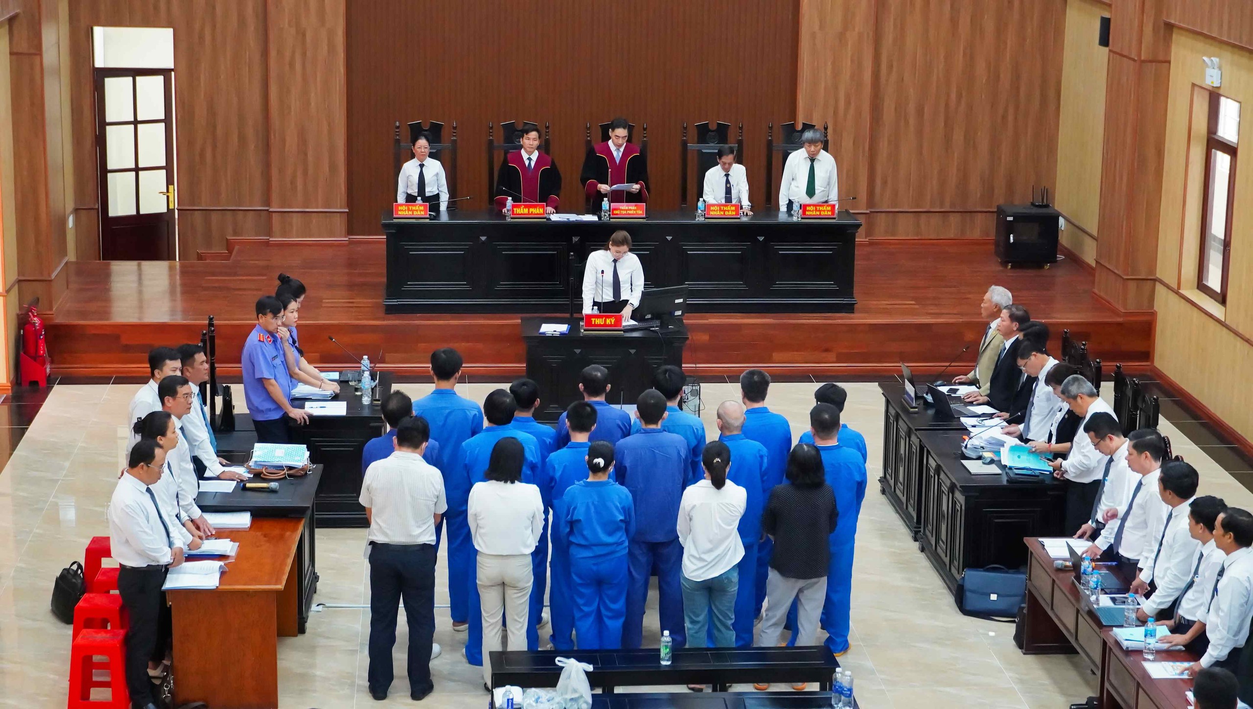 Đang xét xử hàng loạt cựu công chức trong vụ án 