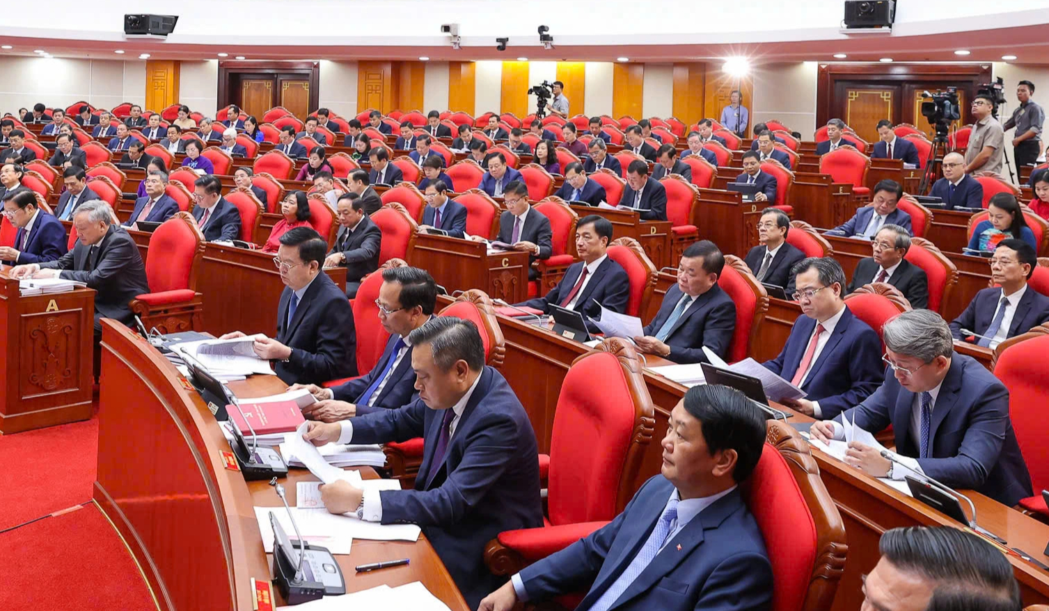 Bộ Chính trị: Đánh giá cán bộ hằng quý, điều chuyển khi không hoàn thành nhiệm vụ- Ảnh 1.