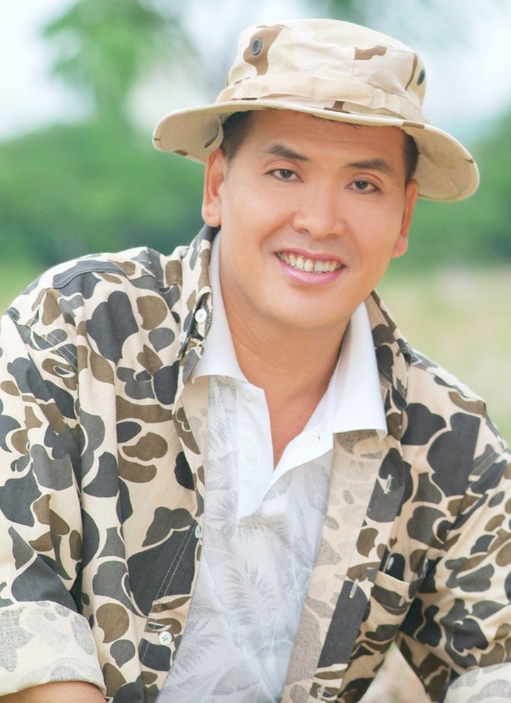 Danh hài từng được khán giả xếp hàng xin chữ ký, U70 sống cảnh 'cha già con mọn' - Ảnh 1.