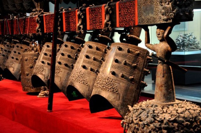 Đào thuỷ mộ 2.500 tuổi, phát hiện hài cốt 21 mỹ nhân vây quanh quan tài 7 tấn và kho báu nguyên vẹn 