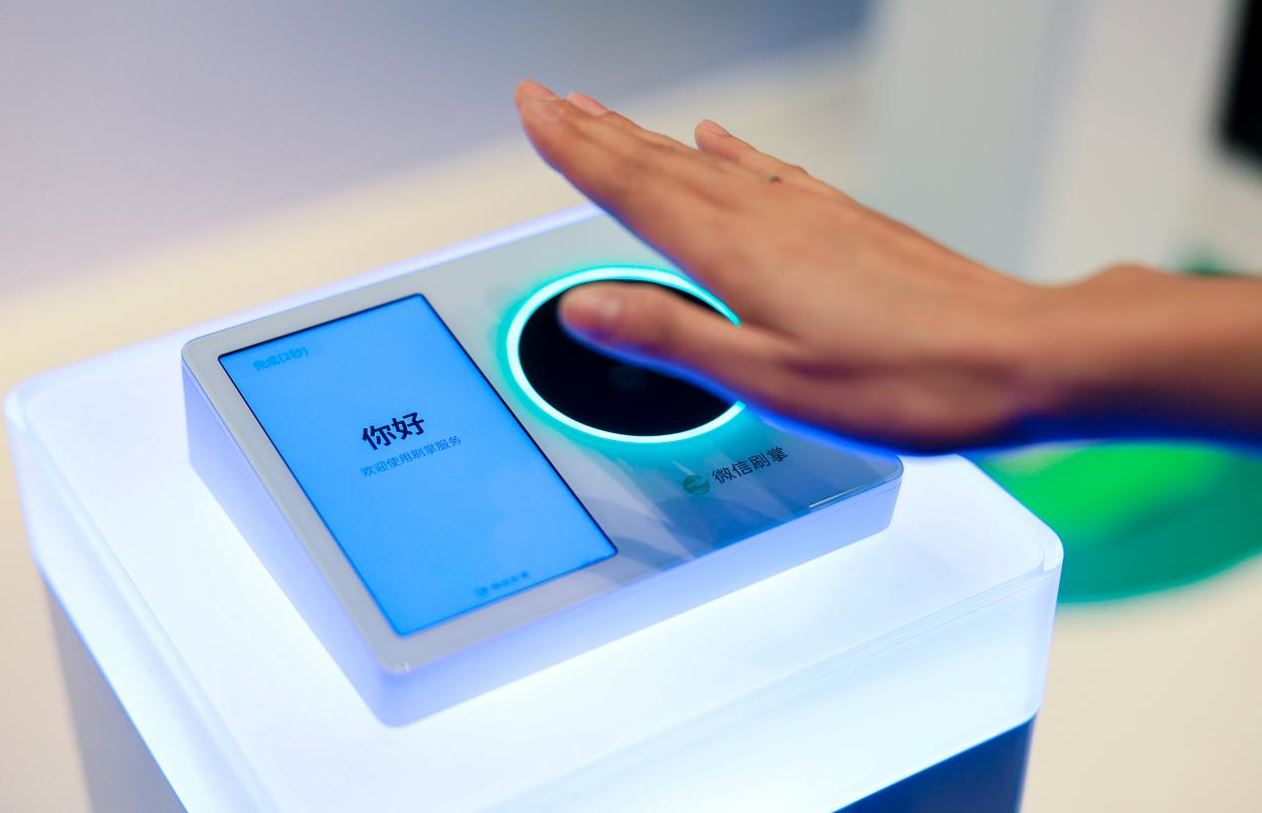 Chứng kiến cảnh đồ ăn từ trên trời 