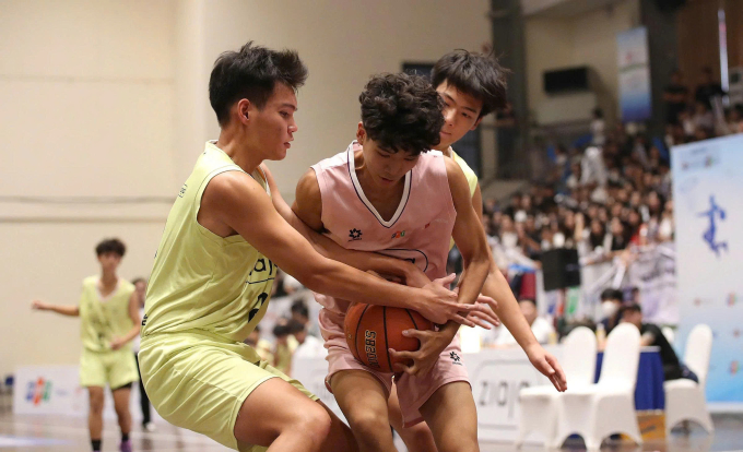 Các cầu thủ tạo nên những trận đấu nảy lửa. Ảnh: Lâm Thỏa