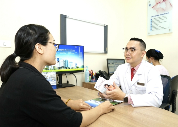 BS.CKII Lâm Hoàng Duy tư vấn cho phụ nữ mất ngủ do rối loạn nội tiết tố. Ảnh: Thanh Luận.