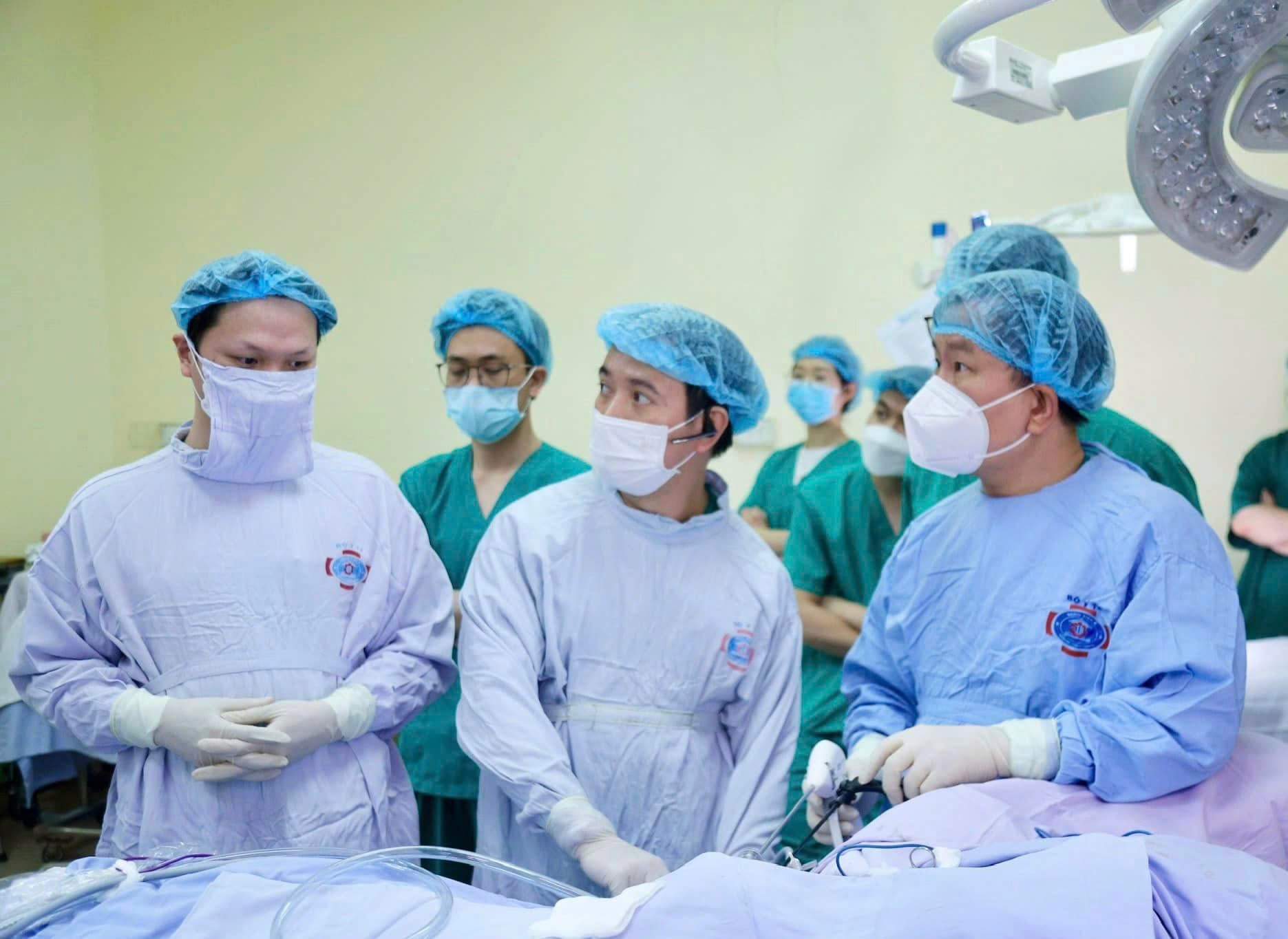 Dấu hiệu sớm cảnh báo ung thư vú, chị em cần đặc biệt lưu ý trước khi quá muộn 1 Bác sĩ phẫu thuật cho bệnh nhân ung thư vú.