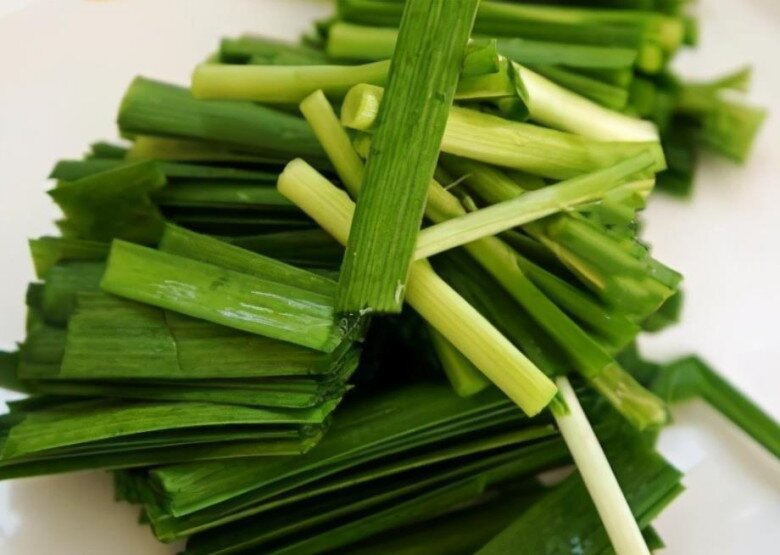 Đậu phụ xào lá bổ thận này vừa ngon lại rẻ, tuần ăn vài lần vẫn không thấy chán, hơn chục nghìn đồng là được đĩa đầy - 1