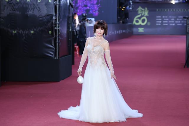 Đây là người thật hay là yêu quái: U80 vẫn trẻ đẹp như mới 40, visual đúng chuẩn sang xịn mịn - Ảnh 1. Đây là người thật hay là yêu quái: U80 vẫn trẻ đẹp như mới 40, visual đúng chuẩn sang xịn mịn - Ảnh 1.