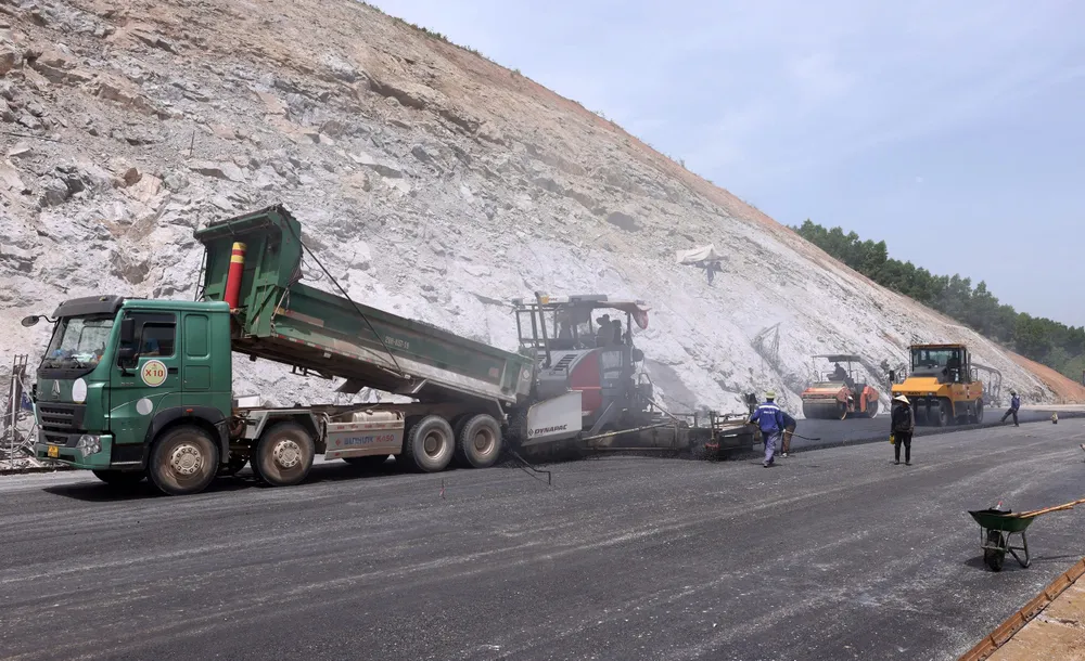 Thời gian qua, nhiều nhà thầu thi công dự án giao thông phải mua giá vật liệu với chi phí cao. Ảnh: V.LONG giá vật liệu xây dựng