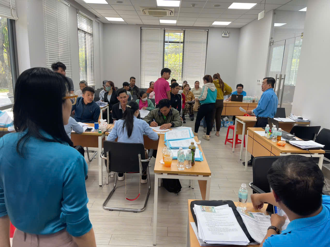 Đề nghị phong tỏa tài khoản, tạm hoãn xuất cảnh 1 Ra quyết định thi hành án dân sự đối với Công ty TNHH Vinh Thông - Ảnh 1.