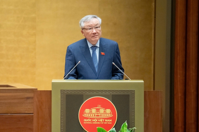 Phó thủ tướng Thường trực Nguyễn Hòa Bình trình dự án Luật sáng 27/10. Ảnh: Hoàng Phong